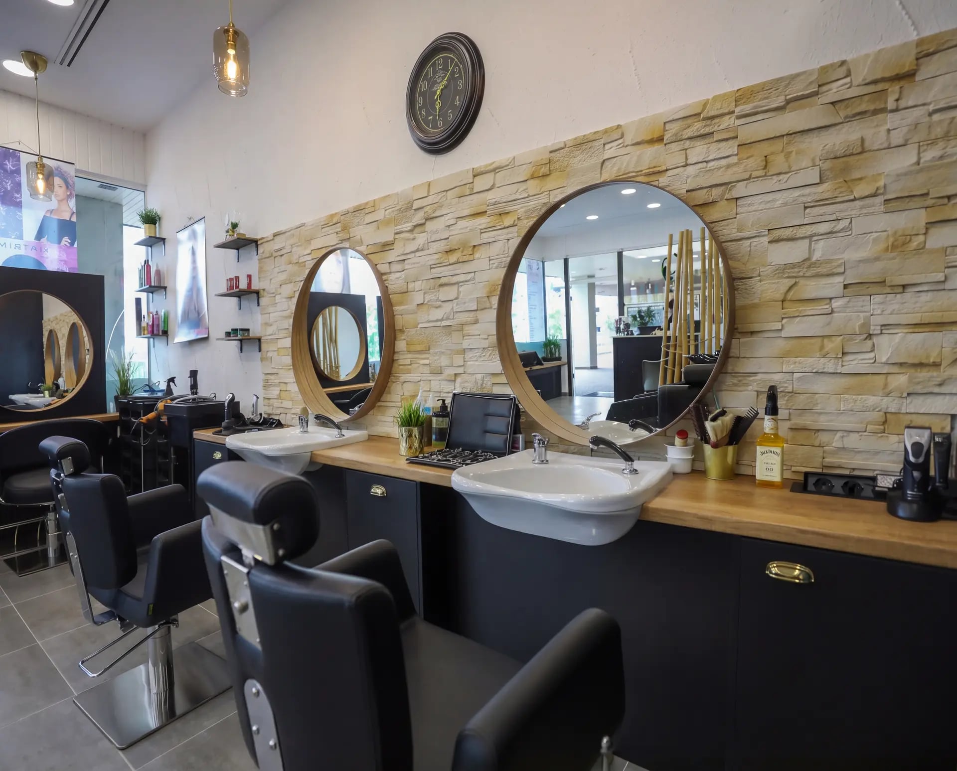 Salonatmosphäre — Detailaufnahme eines leeren Friseurstuhls.